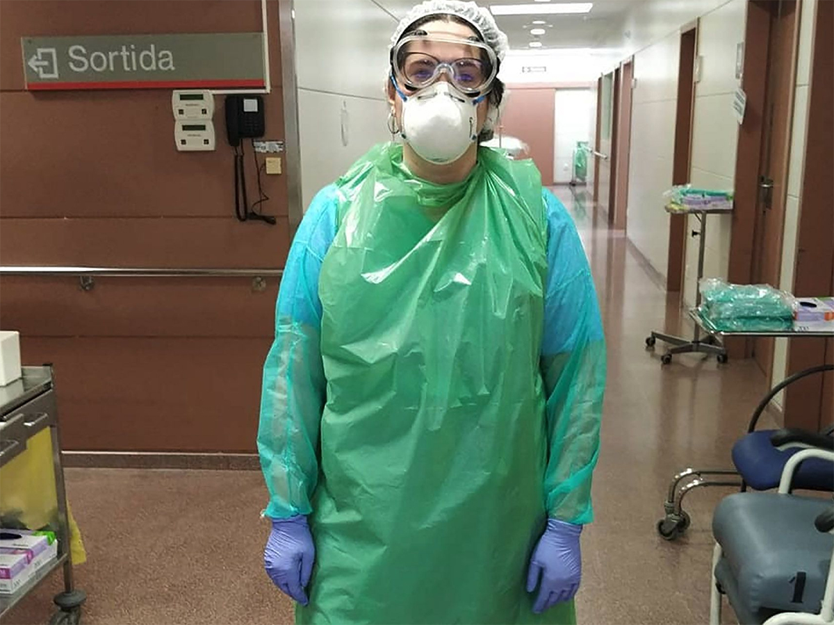 Enfermera mal protegida con bolsas de basura para hacer frente a la epidemia del COVID-19