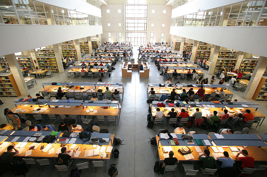 Estudiantes en biblioteca