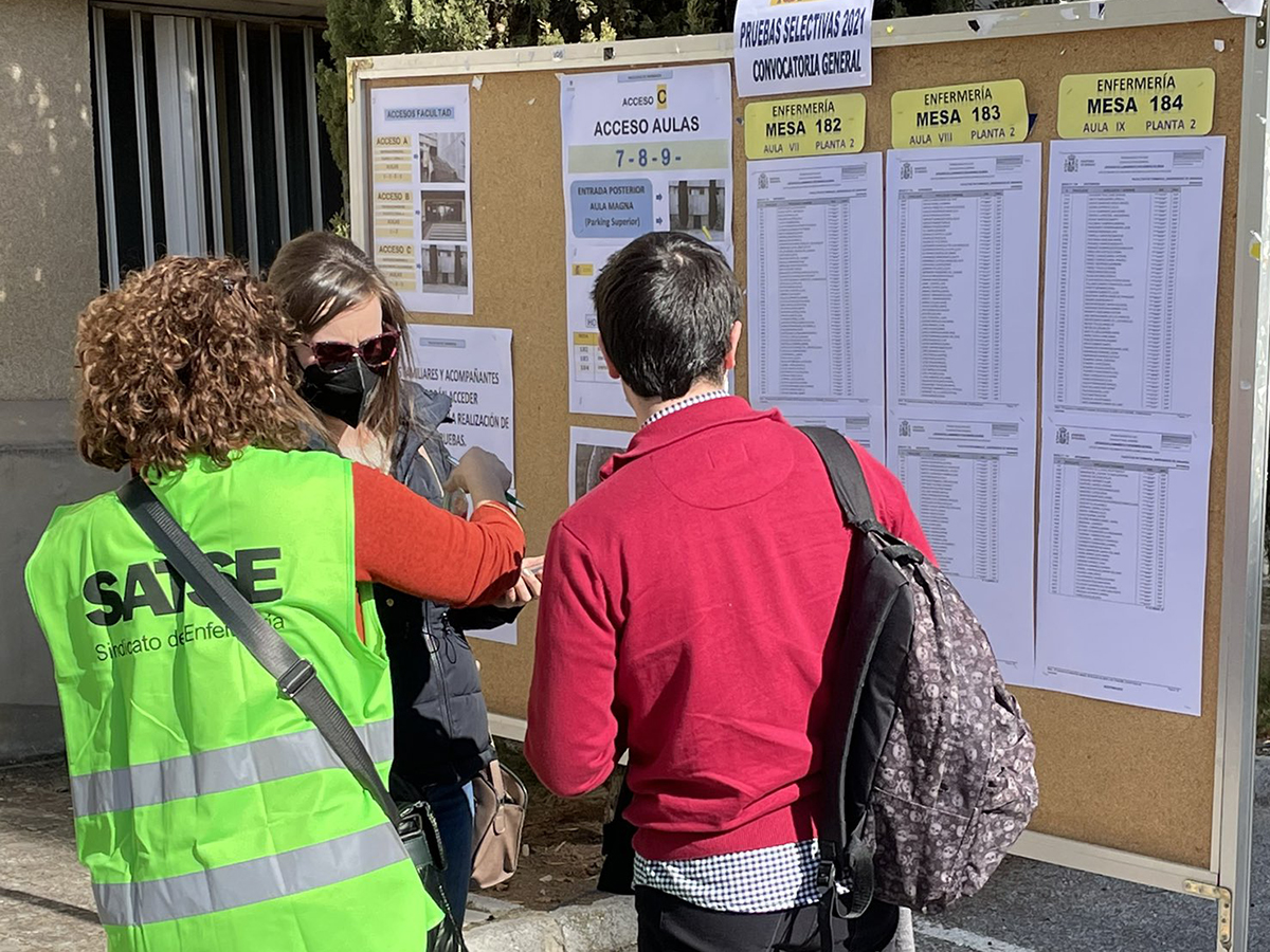 Delegada de SATSE ayuda a las enfermeras y enfermeros que se presentan al último examen EIR