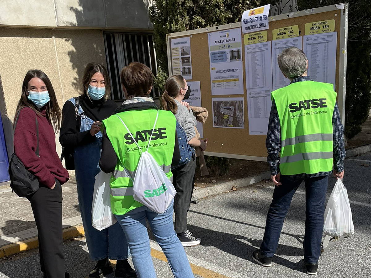 Delegados de SATSE ayuda a las enfermeras y enfermeros que se presentan al último examen EIR