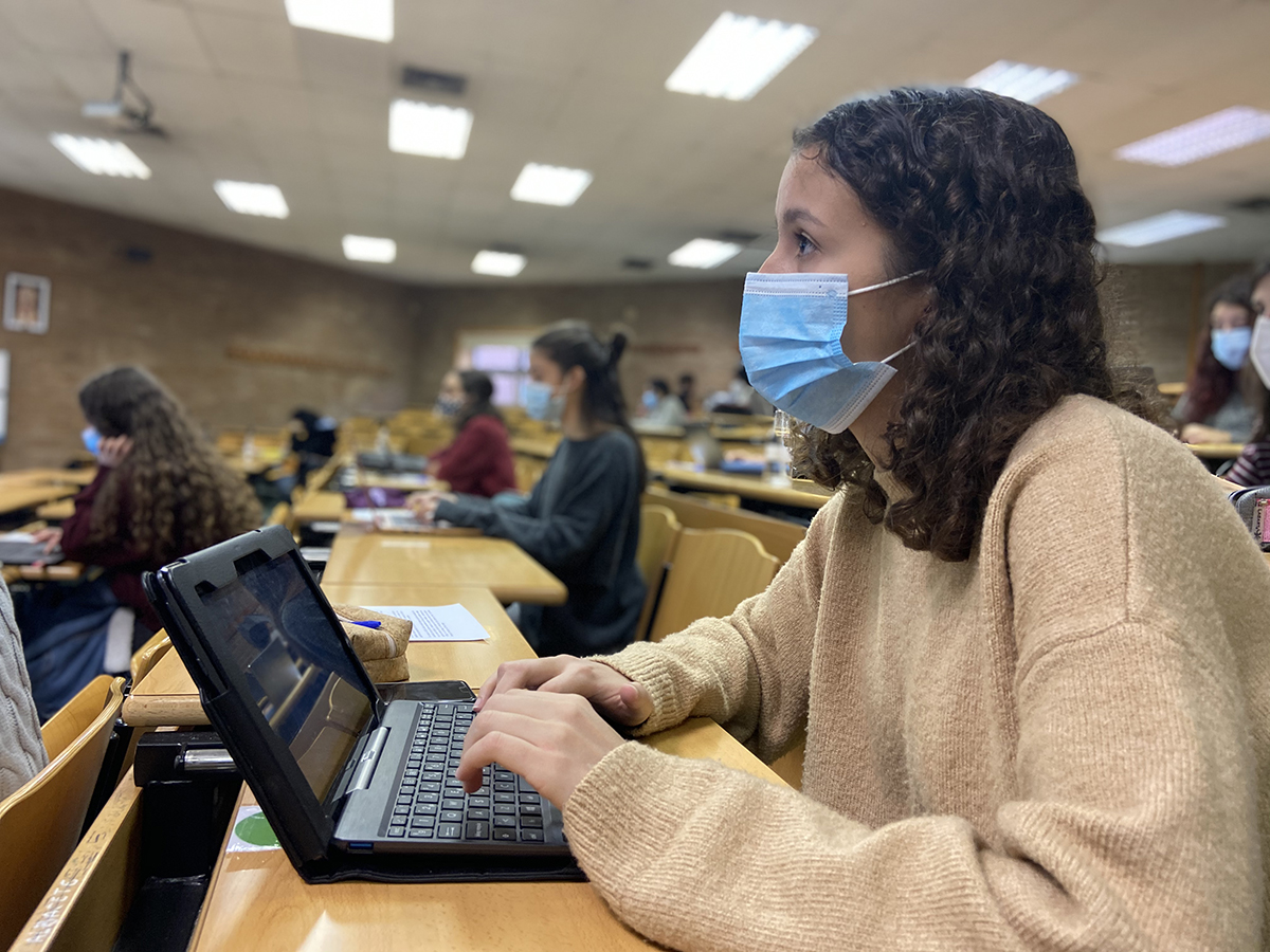 Estudiante de Enfermería en clase durante la pandemia de COVID 19