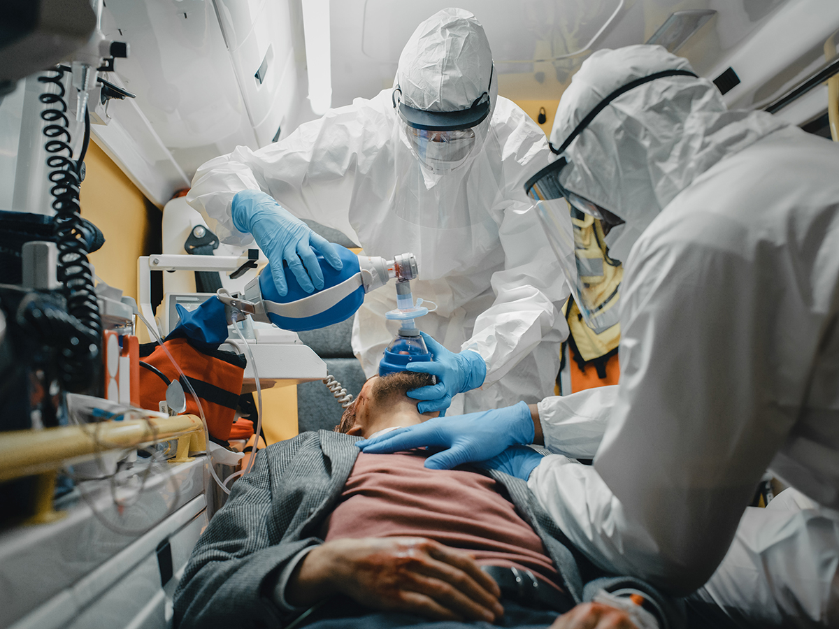 Un equipo de enfermeros realiza una intervención de urgencia en una ambulancia
