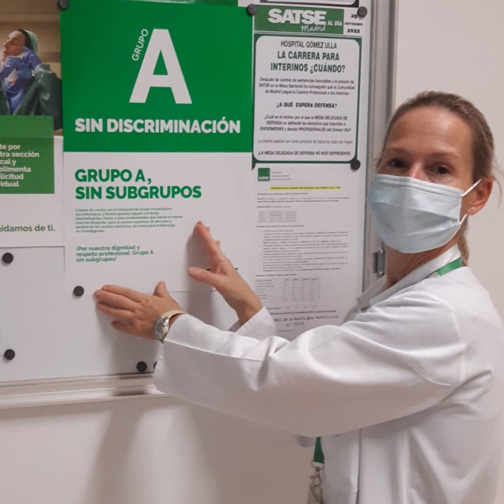 Delegada de SATSE Madrid con carteles para reclamar que las enfermeras y fisioterapeutas estén en el Grupo A