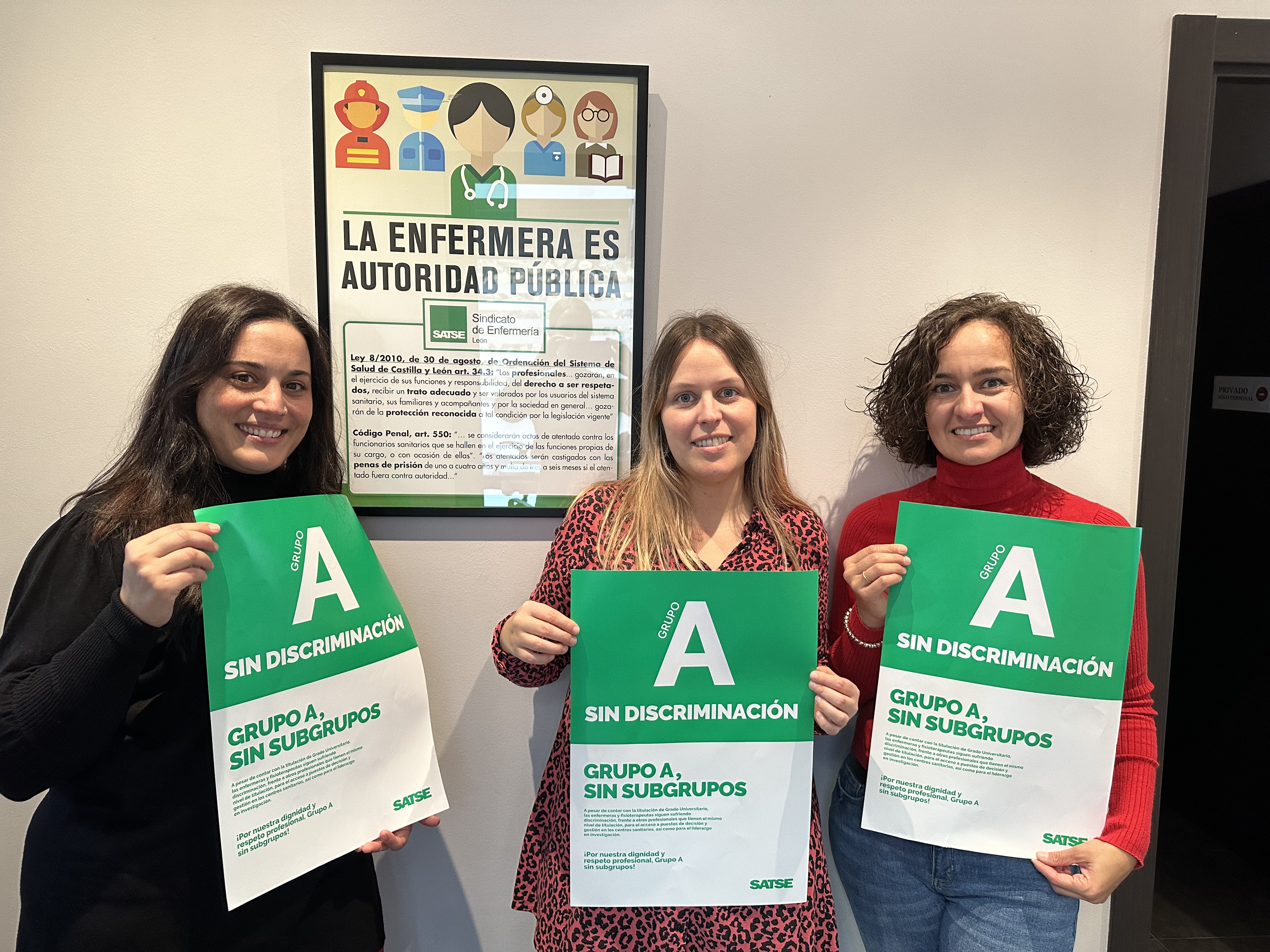Delegadas de SATSE Castilla y León con carteles para reclamar que las enfermeras y fisioterapeutas estén en el Grupo A