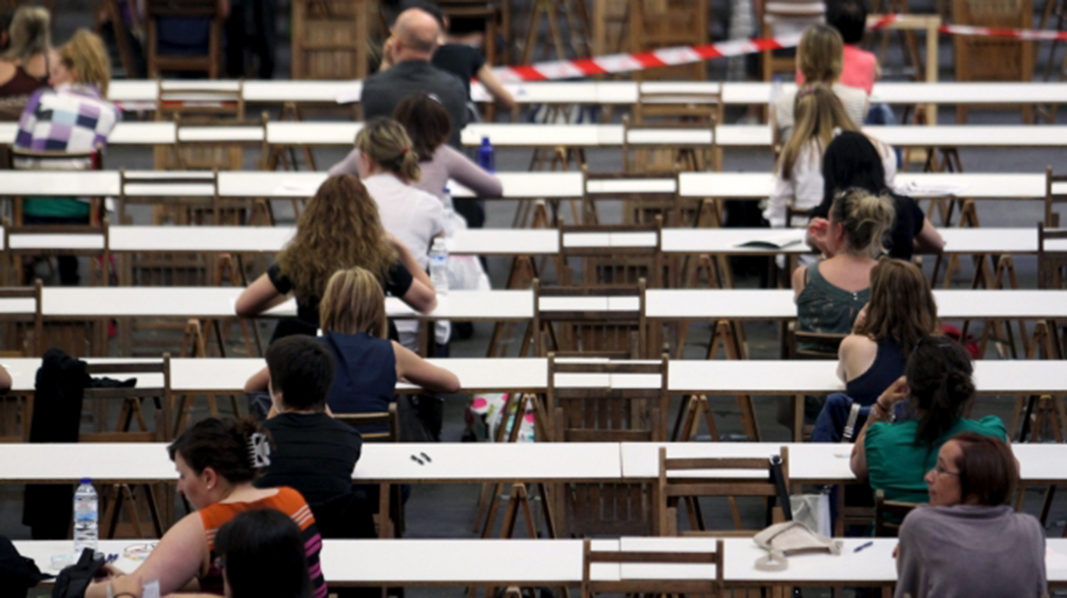 Opositores durante un examen