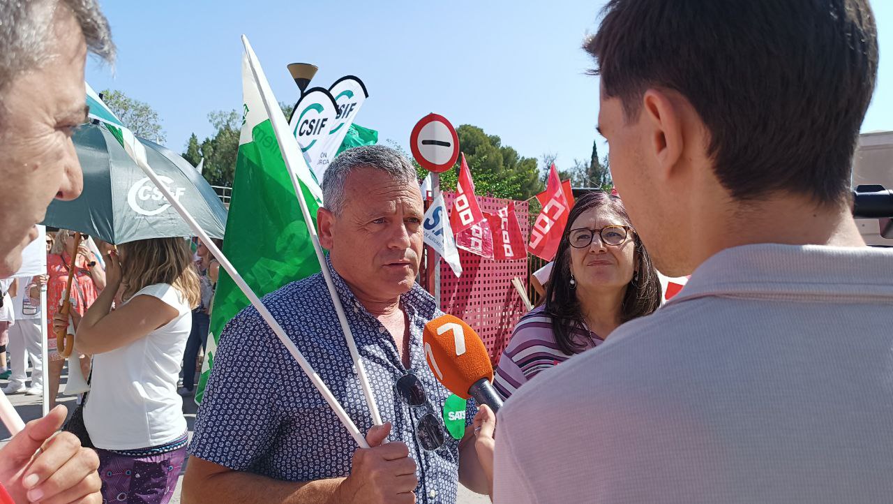 El delegado de SATSE, Antonio Orenes, realizando declaraciones de la situación a un medio de comunicación.