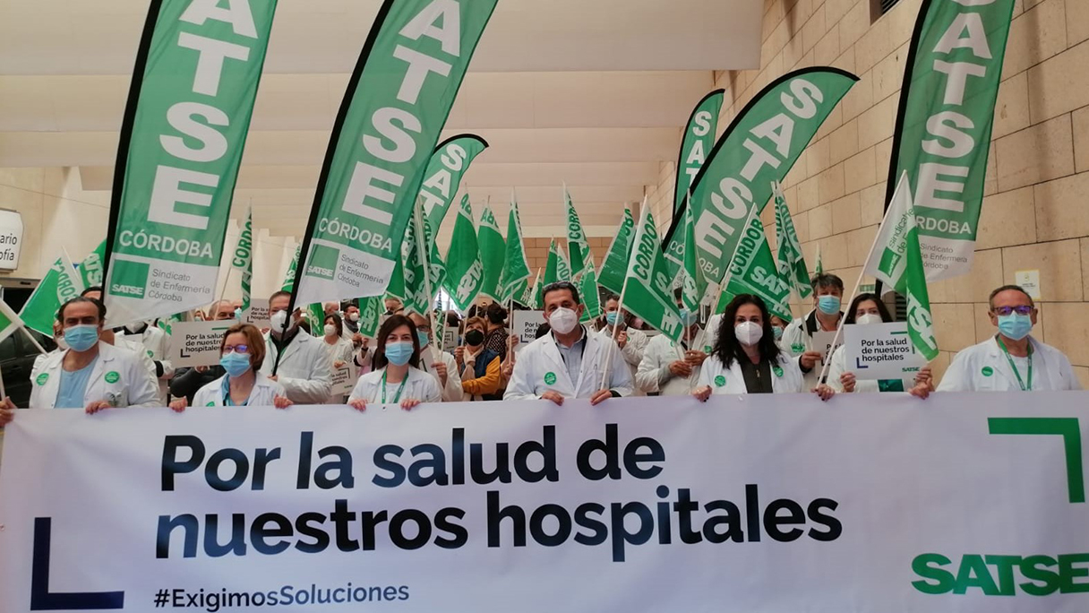 Concentración en las puertas de los hospitales de Andalucía