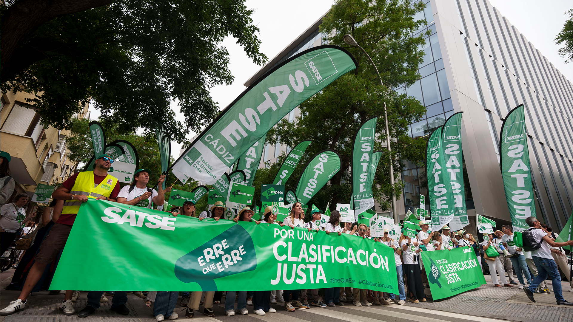 Reconocimiento y respeto profesional han sido las palabras más coreadas por las enfermeras y fisioterapeutas que han participado en la concentración de SATSE