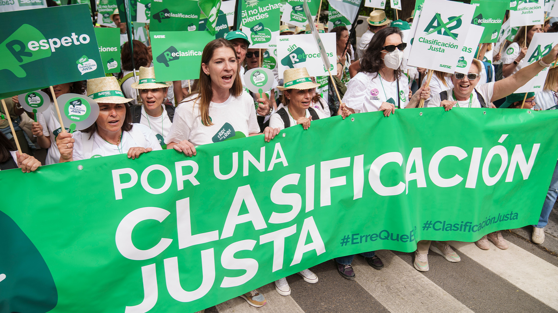 La concentración convocada por SATSE congrega a profesionales de Enfermería y Fisioterapia de todo el país hartos de ser discriminados desde hace más de 17 años