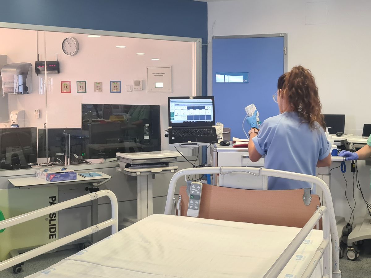 Enfermera trabajando en un hospital público